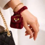 bolsito terciopelo granate en muñeca_result